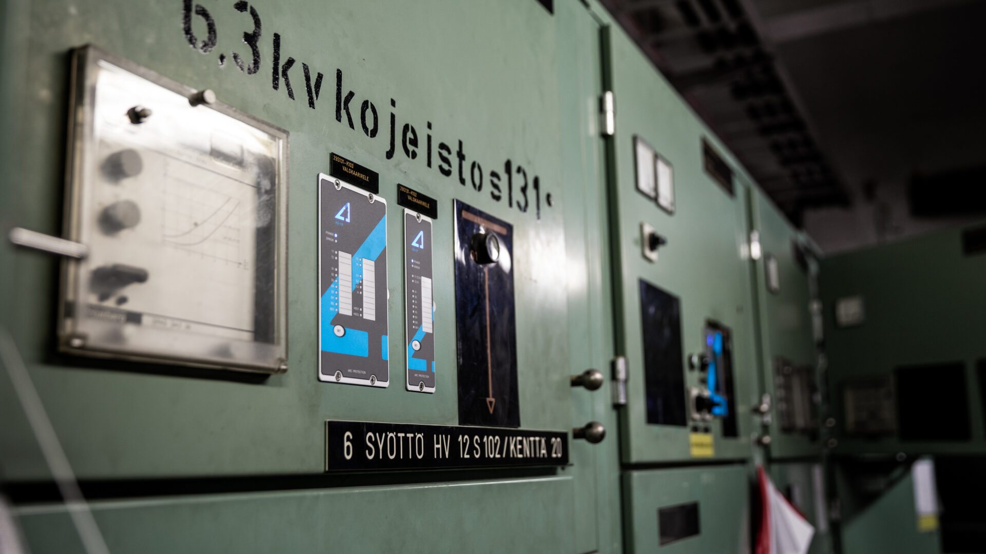 Arc quenching devices